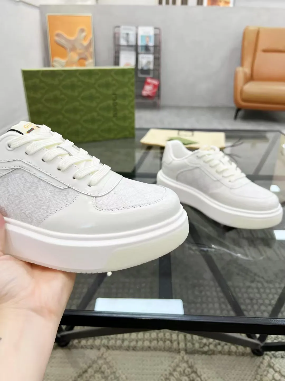 P440 new men's shoes GUCCI [Lightning] latest shoes are shipped. Original quality, fashionable, special materials, sheepskin lining, new packaging. The foot feels super comfortable and the workmanship is impeccable. Size: 38-45